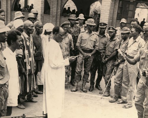 Shehu Musa Yar’Adua (fifth from right) receiving a formal surrender of a Biafran community, with Generals Jega, Muhammed and Lekwot