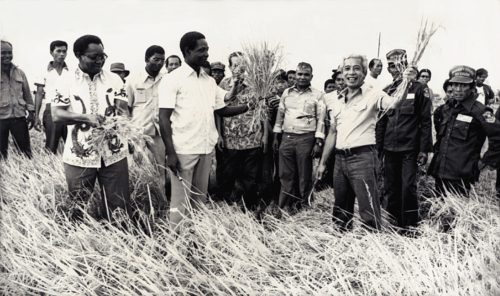 Shehu Musa Yar’Adua (front row, second from left) during an official visit to the Philippines to explore agricultural development initiatives